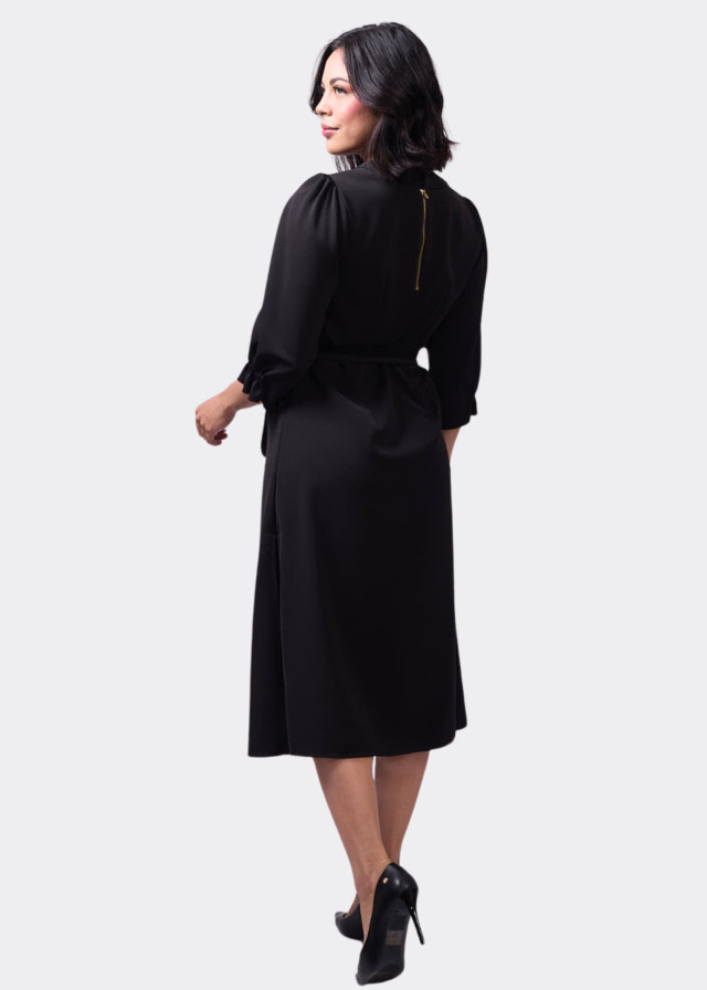 Vestido con cinturón y abertura costado