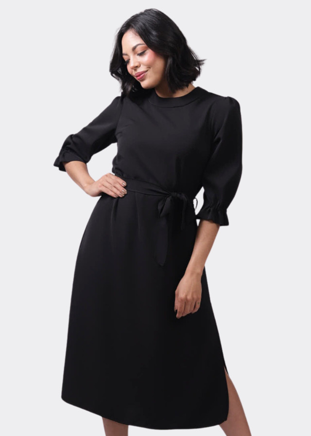 Vestido con cinturón y abertura costado