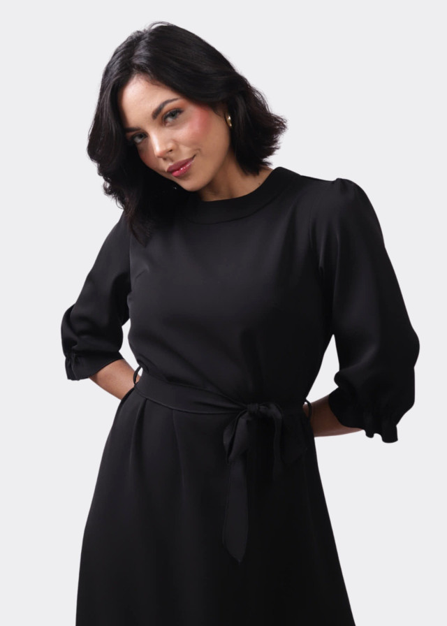 Vestido con cinturón y abertura costado