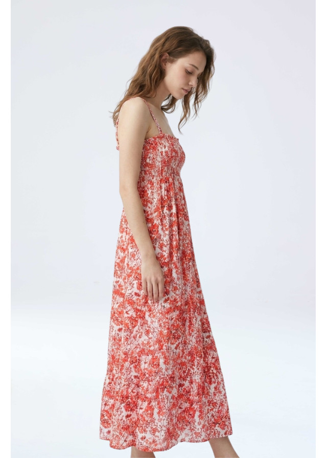 Vista lateral vestido largo floral coral para mujer