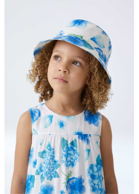 Vista con modelo Sombrero de sol para niñas con diseño reversible y estampado de flores en tonos azules.
